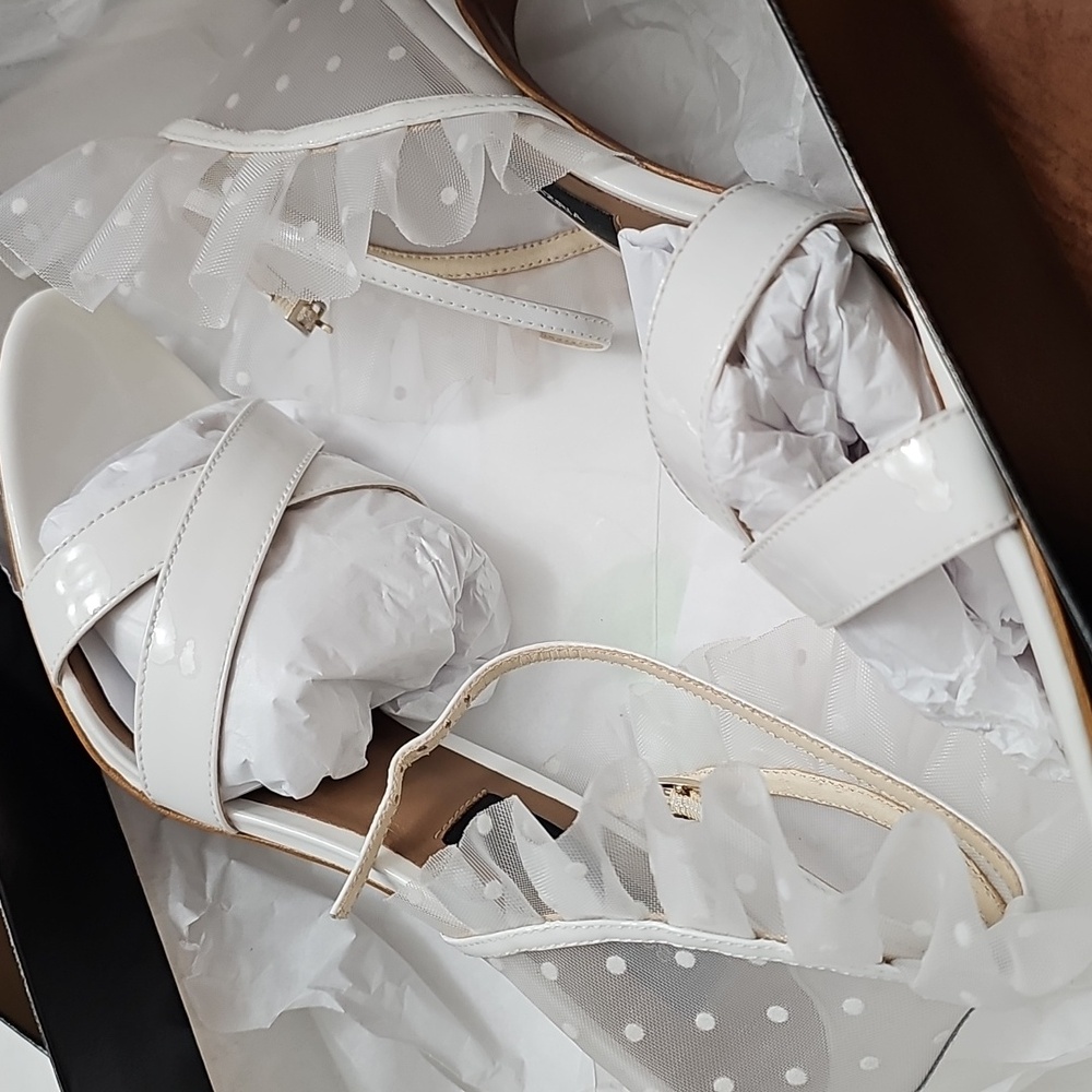 BCBGMAXAZRIA Stella White Patent Leather Ruffle Sandal Heel Size 8 - Picture 7 of 7